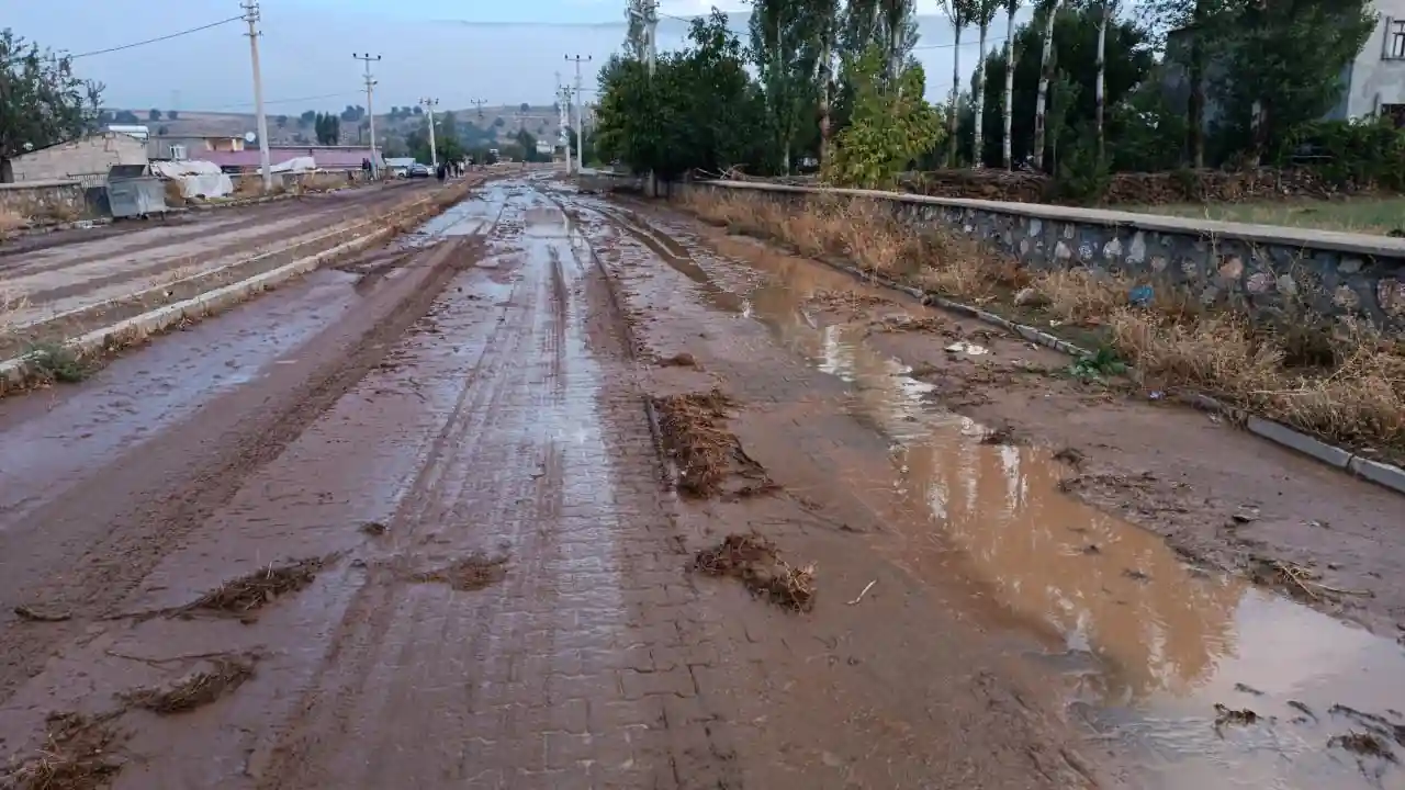 Güroymak’ta etkili olan sağanak sele yol açtı