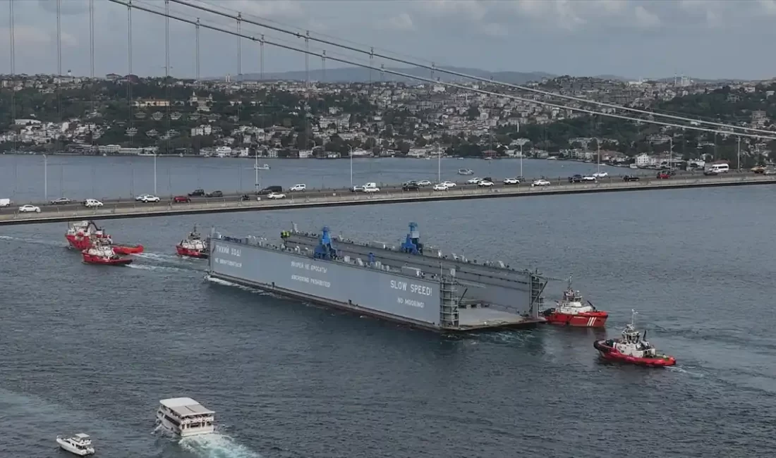 İstanbul Boğazı'ndan geçiş yapan