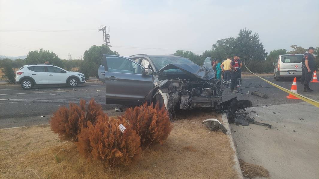 İzmir'de iki otomobil çarpıştı 2 ölü, 3 yaralı