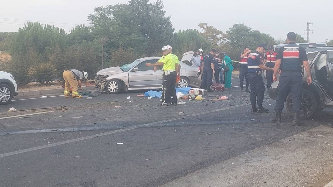 İzmir'de iki otomobil çarpıştı 2 ölü, 3 yaralı