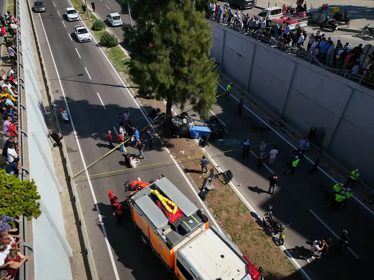 İzmir'de otomobil alt geçide düştü, ölüler ve yaralılar var