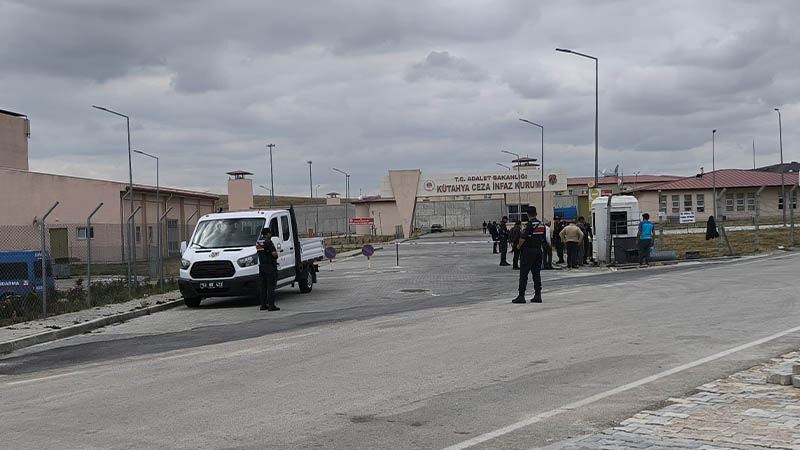 Kütahya'da cezaevi önünde husumetlisini silahla yaraladı 