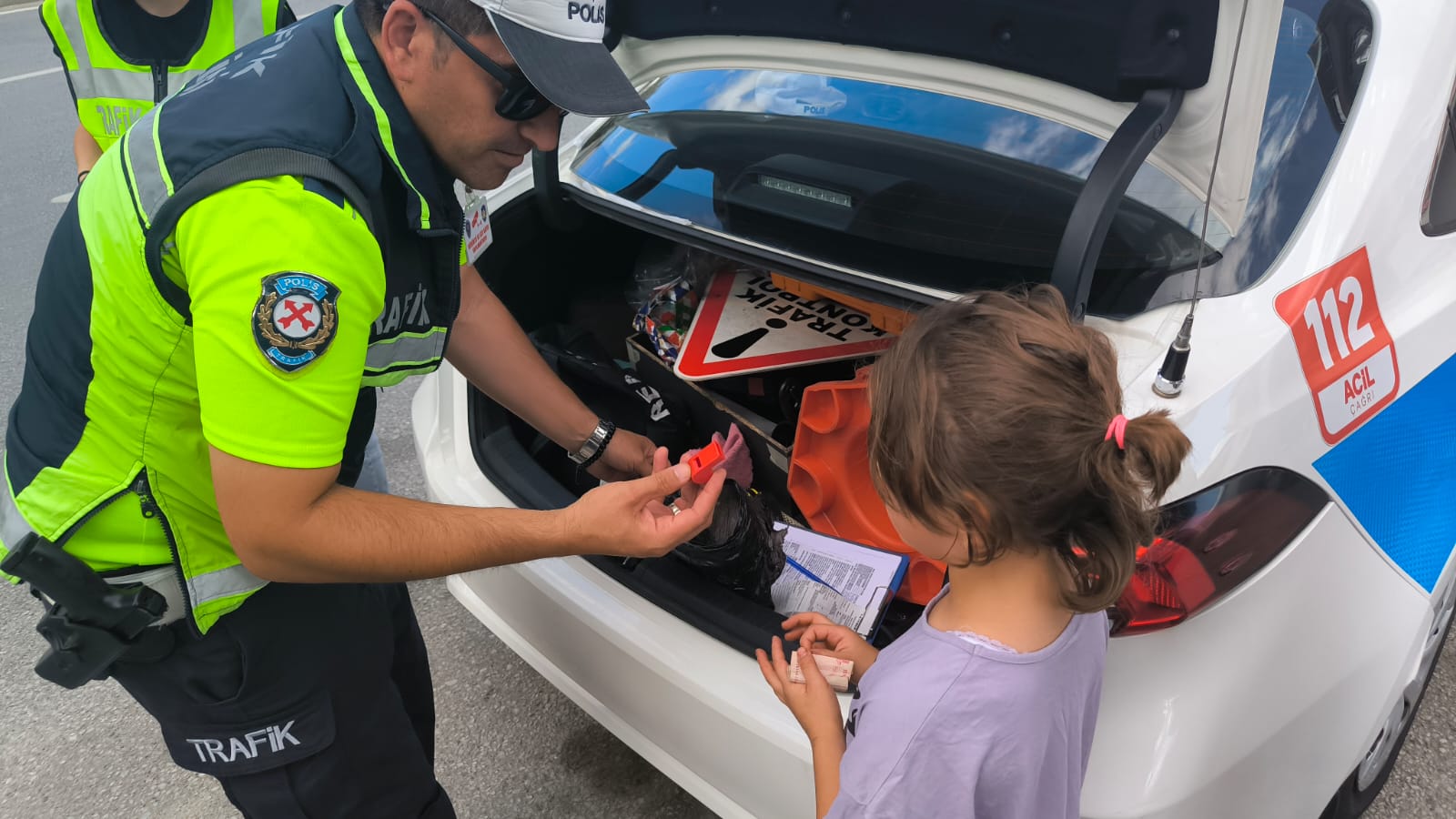 Kütahya’da küçük kız ile polisin gülümseten diyaloğu