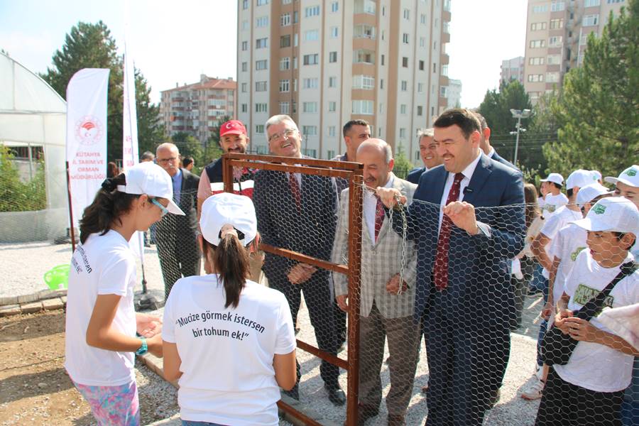 Kütahya’da öğrenciler önce ekti şimdi de hasat yaptı