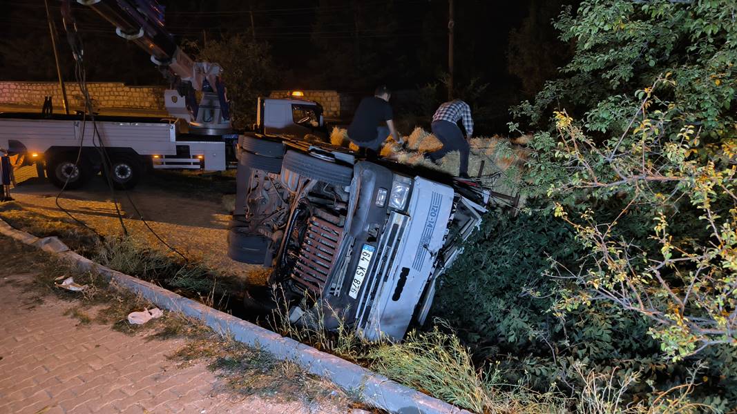 Kütahya'da saman yüklü kamyon devrildi, 3 yaralı