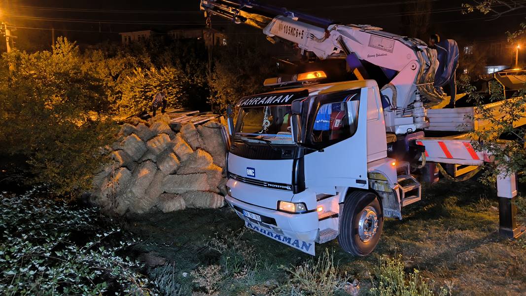 Kütahya'da saman yüklü kamyon devrildi, 3 yaralı