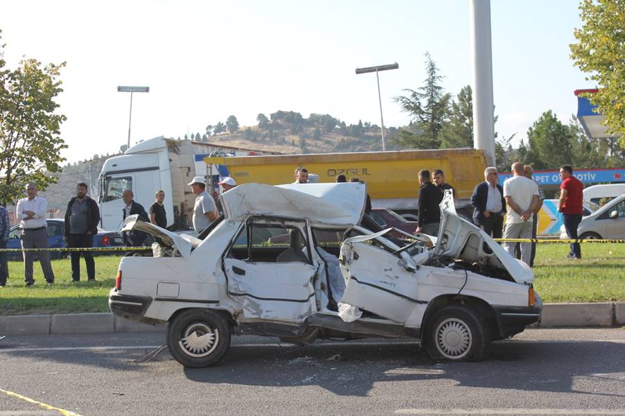 Kütahya'da servis otobüsü otomobile çarptı, 1 ölü