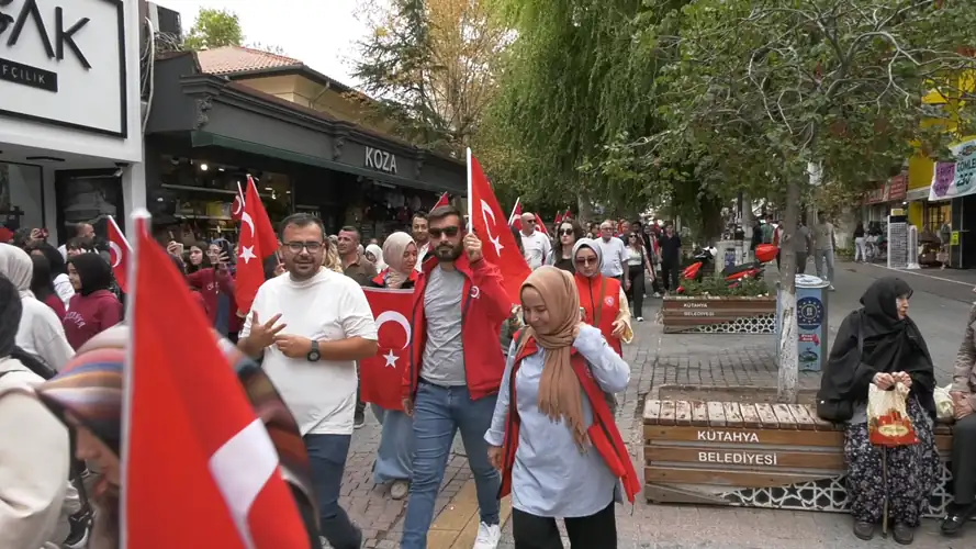 Kütahya’da gaziler ve öğrenciler birlikte yürüdü