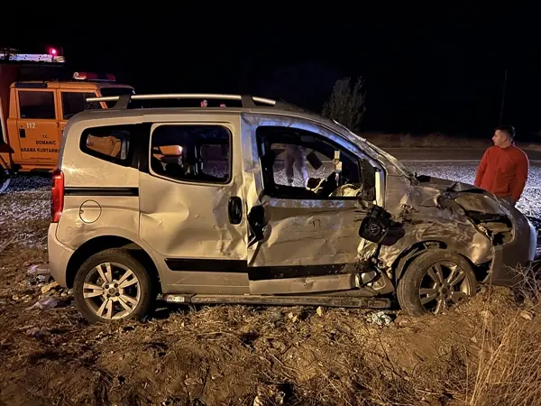 Kütahya'da işçi servisi ile hafif ticari araç çarpıştı, 10 yaralı