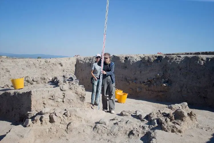 Kütahyada lise öğrencisi arkeolojik kazı yapıyor