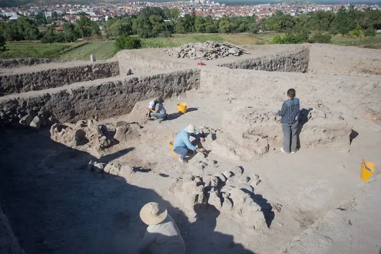 Kütahyada lise öğrencisi arkeolojik kazı yapıyor