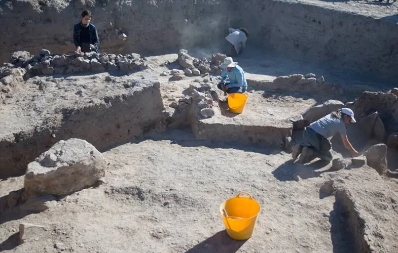 Kütahyada lise öğrencisi arkeolojik kazı yapıyor