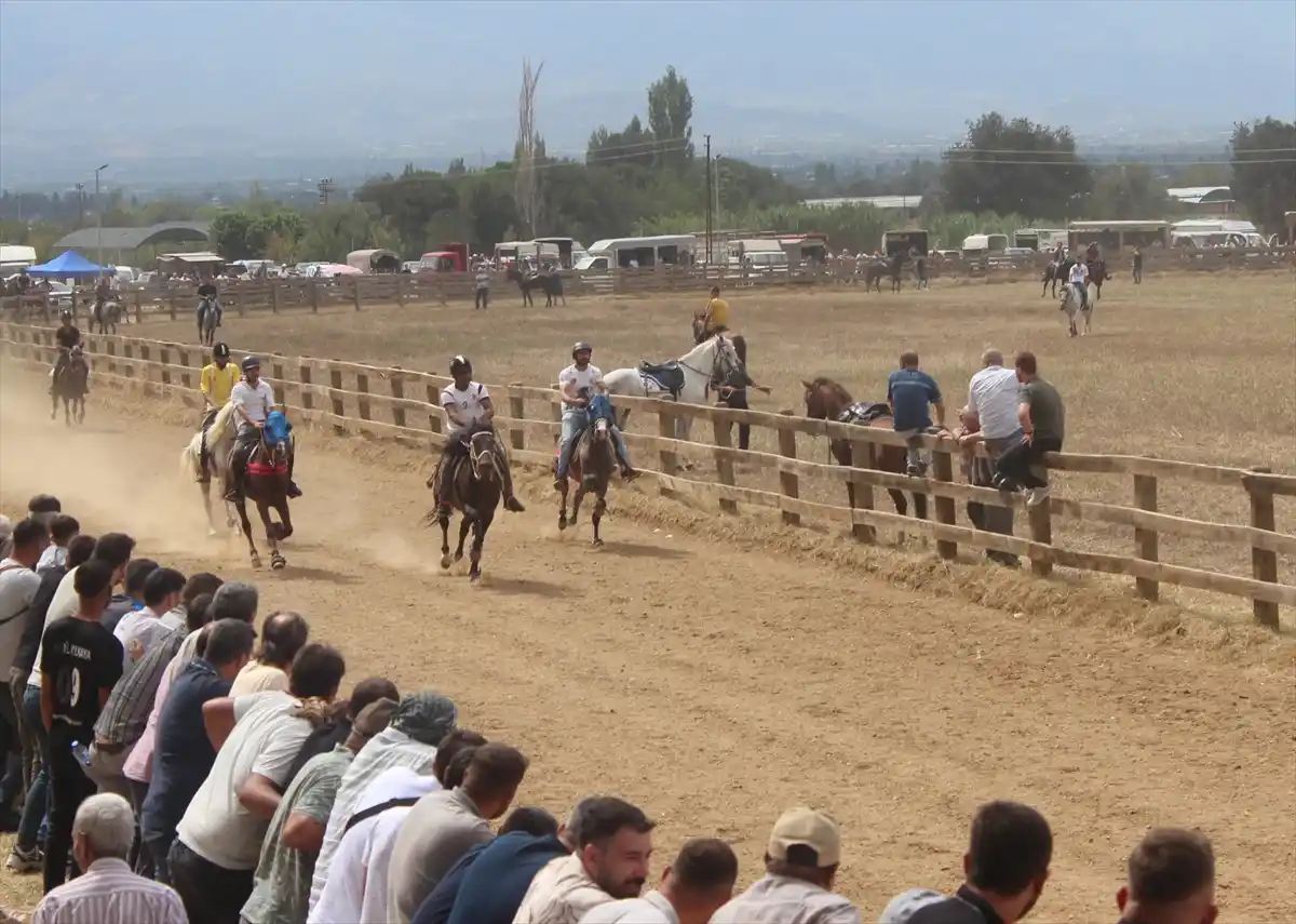 Ödemiş’te Rahvan At Yarışları Heyecanı