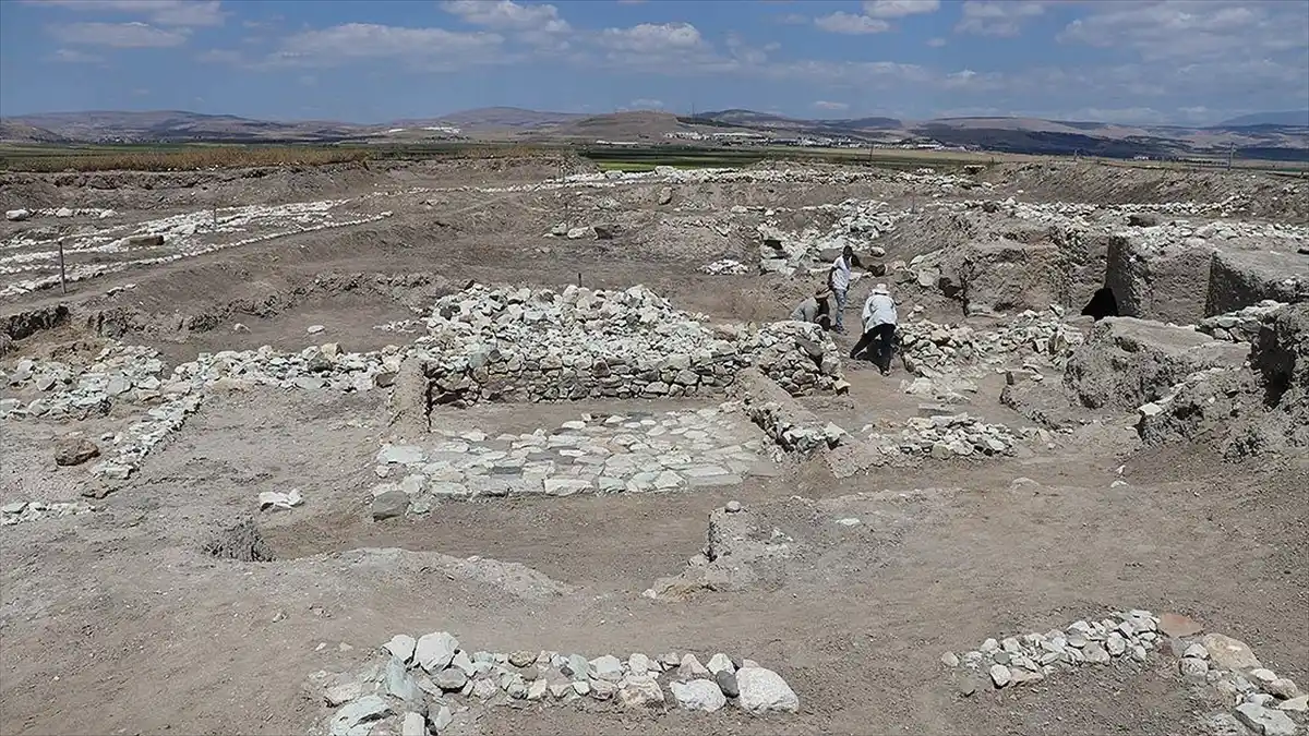 Oluz Höyük Kazılarında 18 Yılda 2 Bin Eser Bulundu