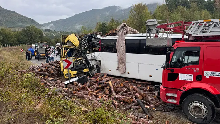 Zonguldak'ın Gökçebey ilçesinde meydana gelen trafik kazasında, yolcu otobüsü ile tomruk yüklü kamyonun çarpışması sonucu 2 kişi hayatını kaybetti, 23 kişi ise yaralandı.

Kaza Detayları ve Müdahale
Gökçebey-Yenice yolu Karahatipler mevkiinde, Bartın-Erzurum seferini yapan 61 S 0870 plakalı Metro Turizm'e ait yolcu otobüsü, 37 HB 447 plakalı tomruk yüklü kamyonla çarpıştı. Kaza ihbarı üzerine olay yerine jandarma, sağlık, polis ve itfaiye ekipleri sevk edildi.

Kazanın ardından, otobüs içinde sıkışan yaralılar itfaiye ekipleri tarafından çıkarılarak sağlık ekiplerine teslim edildi. Yapılan ilk müdahalenin ardından, yaralılar Gökçebey Devlet Hastanesine kaldırıldı. Ne yazık ki, hem otobüs hem de kamyon şoförleri olay yerinde yaşamını yitirdi. Yaralılardan 3'ünün durumunun ağır olduğu bildirildi.

Olay Yeri İncelemesi ve Açıklamalar
Zonguldak Valisi Osman Hacıbektaşoğlu, olay yerinde yaptığı açıklamada, "Kazada otobüs ve kamyon şoförleri maalesef hayatını kaybetti. Otobüste toplamda 24 kişi vardı, bunlardan 21'i yolcu, 3'ü mürettebat. Yaralılar hastaneye kaldırıldı ve 23'ü tahliye edildi. Durumları genel olarak iyi ancak 3 kişinin durumu ağır. Şu anda bu kişilerin sağlık durumlarını yakından takip ediyoruz" dedi.

Vali Hacıbektaşoğlu, kazanın nedenine ilişkin olarak, "Kazanın şerit ihlali, sollama veya kayma gibi nedenlerden kaynaklanıp kaynaklanmadığını belirlemek için soruşturma devam ediyor. Hava koşulları yağışlı, bu da kaza üzerindeki etkileri araştırmayı zorlaştırıyor. Sonuçları soruşturma tamamlandığında kesin olarak öğreneceğiz" şeklinde konuştu.

Kazanın Sonuçları ve Soruşturma
Kazanın ardından yol trafiğe kapandı ve olay yeri detaylı bir şekilde incelendi. Şu anda, hem yaralıların durumu hem de kazanın nedenine dair soruşturma sürüyor.