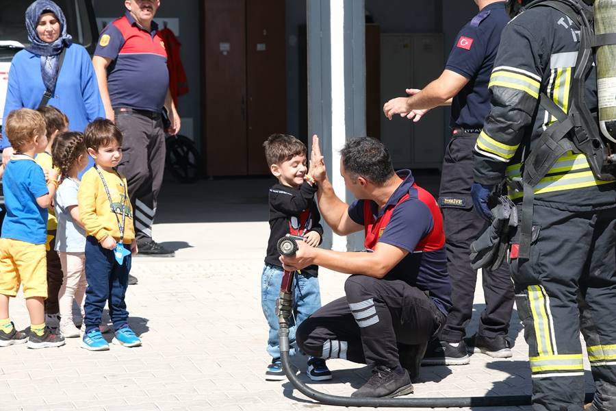 Tavşanlı’da miniklerden kahraman itfaiyecilere ziyaret