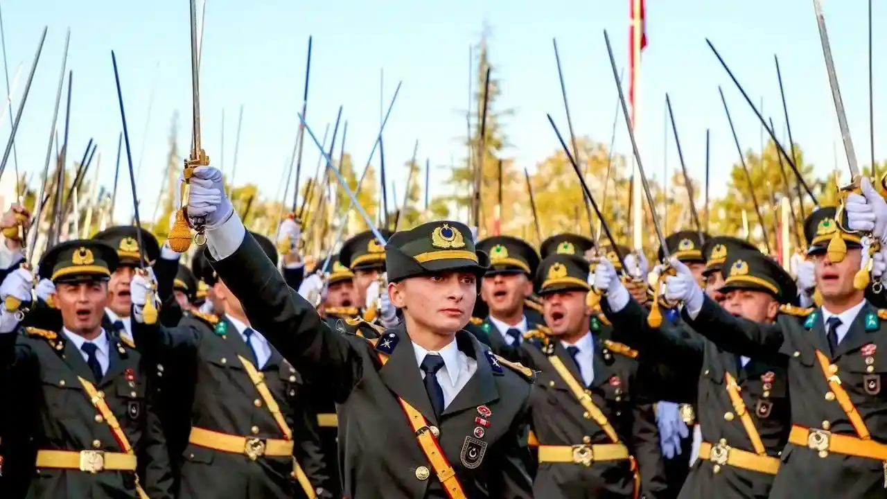 Teğmenlerin kılıçlı yeminine soruşturma