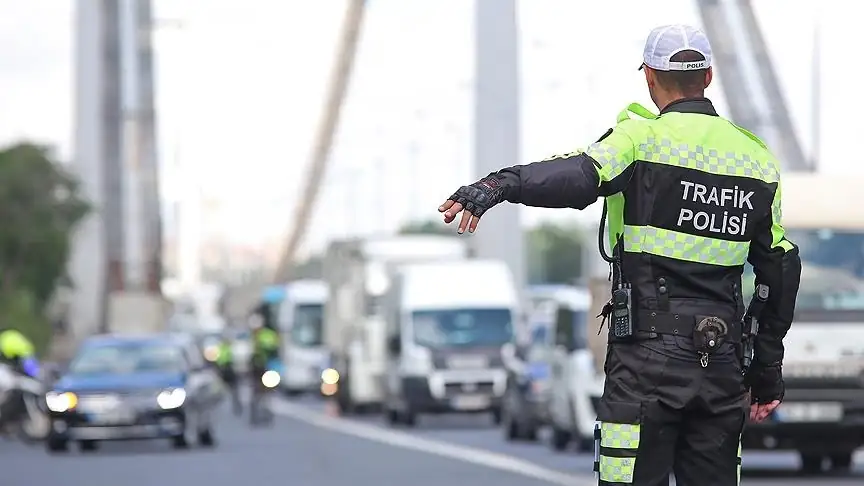 Trafik akışını engelleyen 10 sürücüye ceza