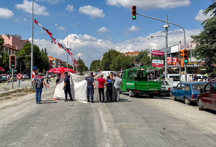 Uşak'ın Sivaslı ilçesinde tırın çarptığı 86 yaşındaki yaşlı adam öldü