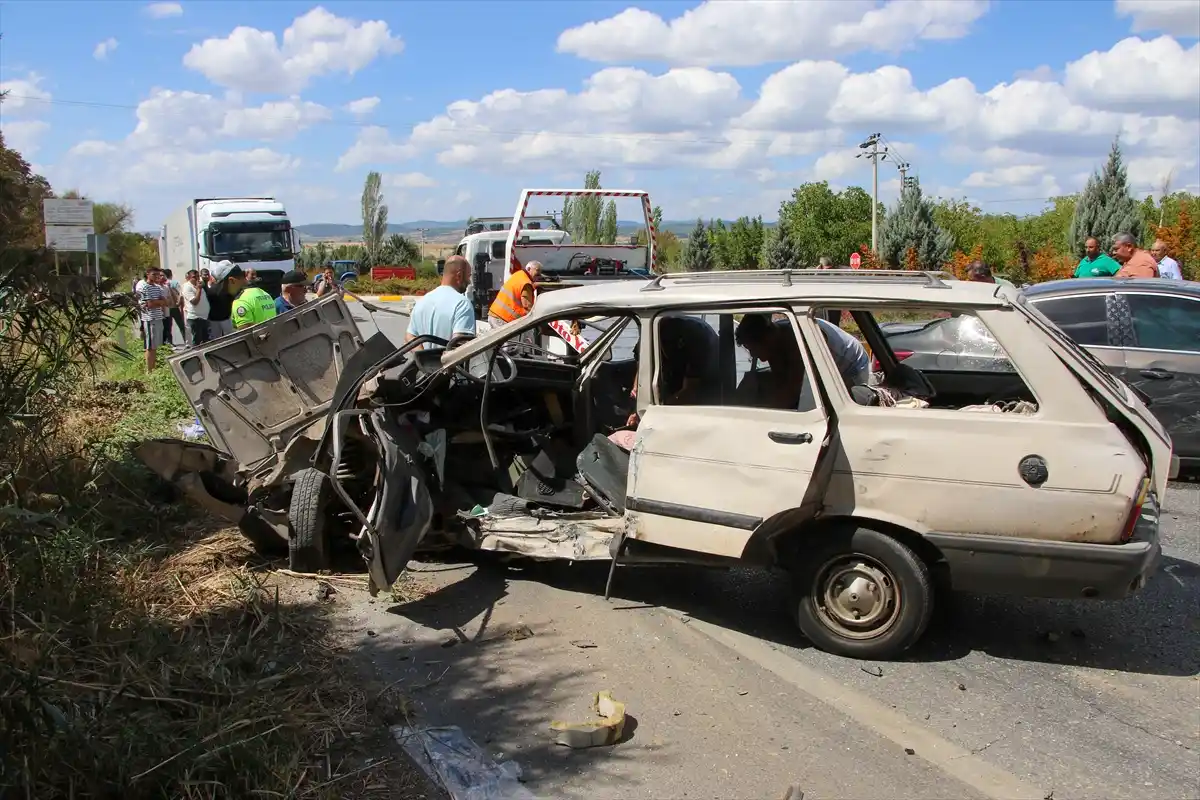 Uşakta iki otomobilin çarpiştiği kazada 1 kişi öldü, 4 kişi yaralandi