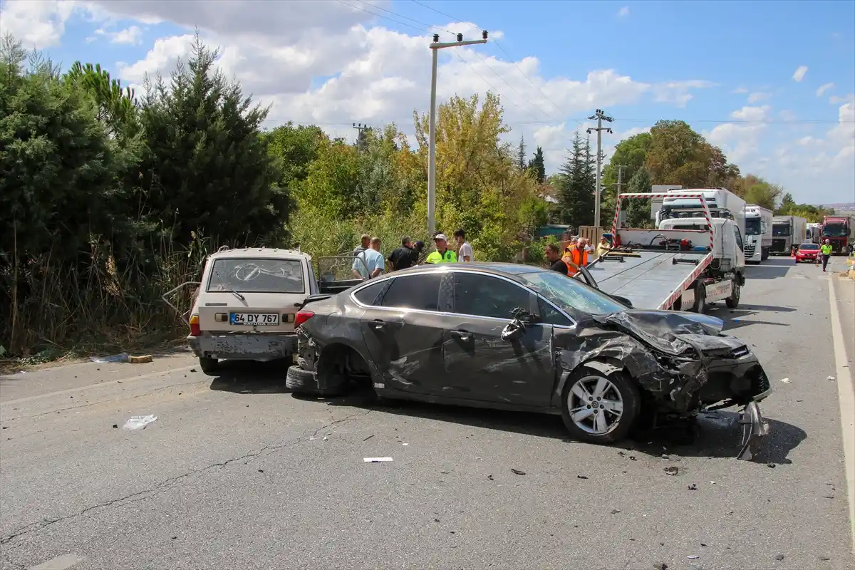 Uşakta iki otomobilin çarpiştiği kazada 1 kişi öldü, 4 kişi yaralandi 2