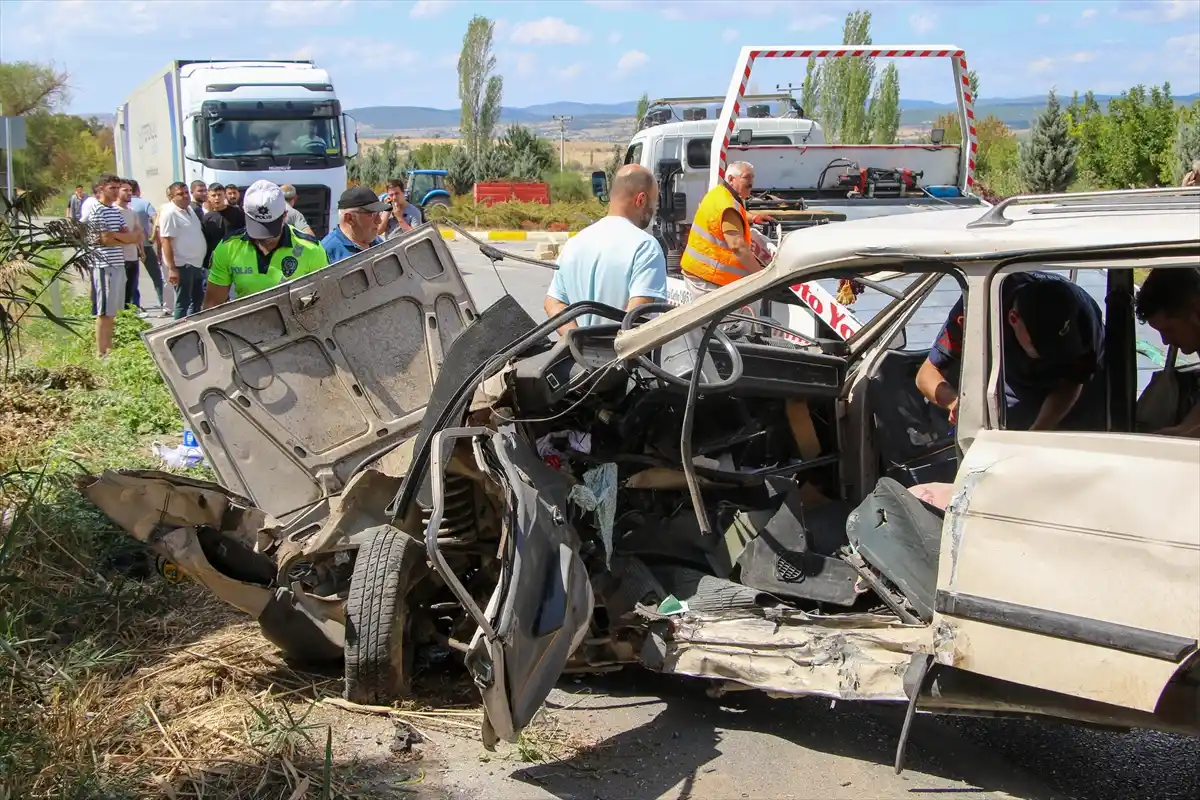 Uşak’ta İki Otomobilin Çarpıştığı Kazada 1 Kişi Hayatını Kaybetti, 4 Kişi Yaralandı