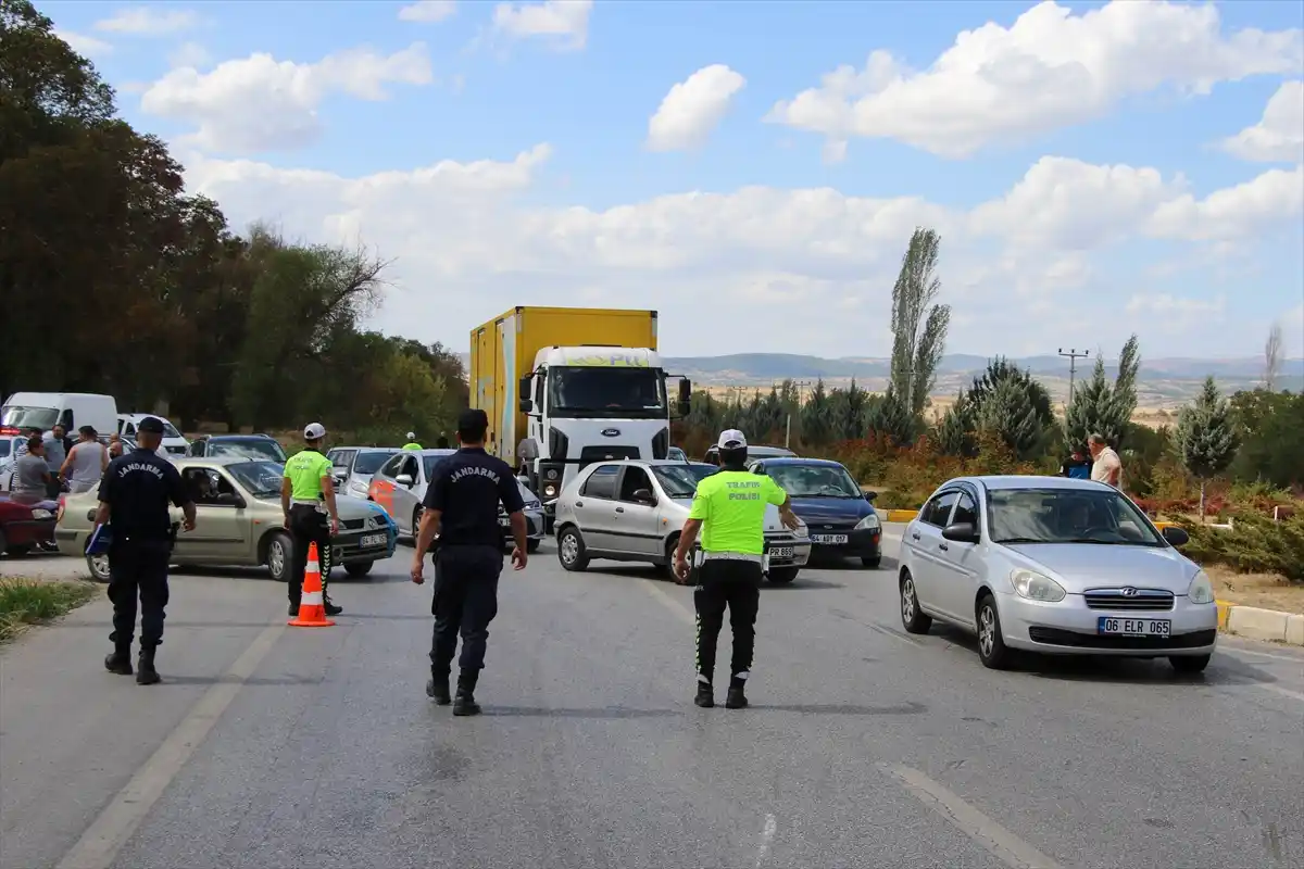 Uşakta iki otomobilin çarpiştiği kazada 1 kişi öldü, 4 kişi yaralandi