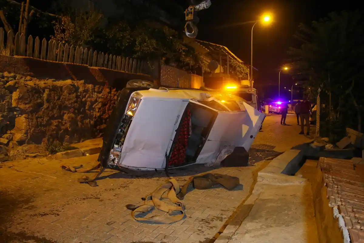 Uşakta merdiven boşluğuna düşen otomobildeki 1 kişi öldü 1 kişi yaralandi