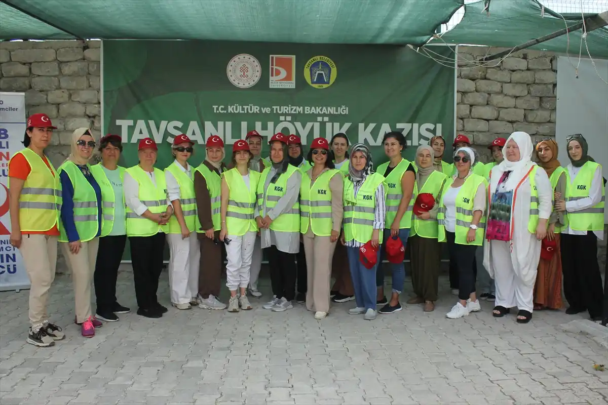 Kütahya’da girişimci kadınlar höyük kazısına katıldı 