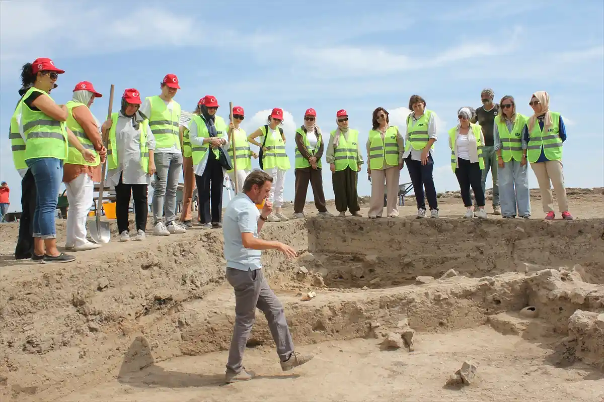 Kütahya’da girişimci kadınlar höyük kazısına katıldı 