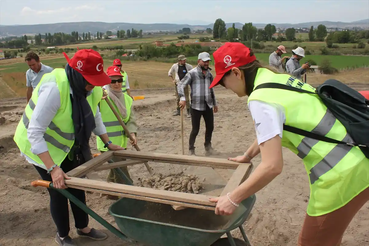 Kütahya’da girişimci kadınlar höyük kazısına katıldı 