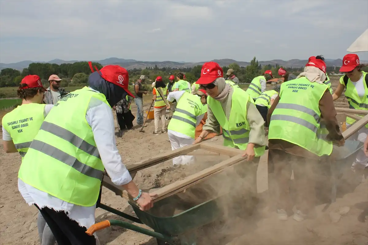 Kütahya’da girişimci kadınlar höyük kazısına katıldı 