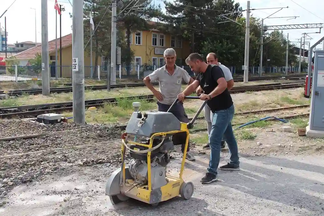 Kütahya Tavşanlı’da tren yolunda çalışmalar başladı 
