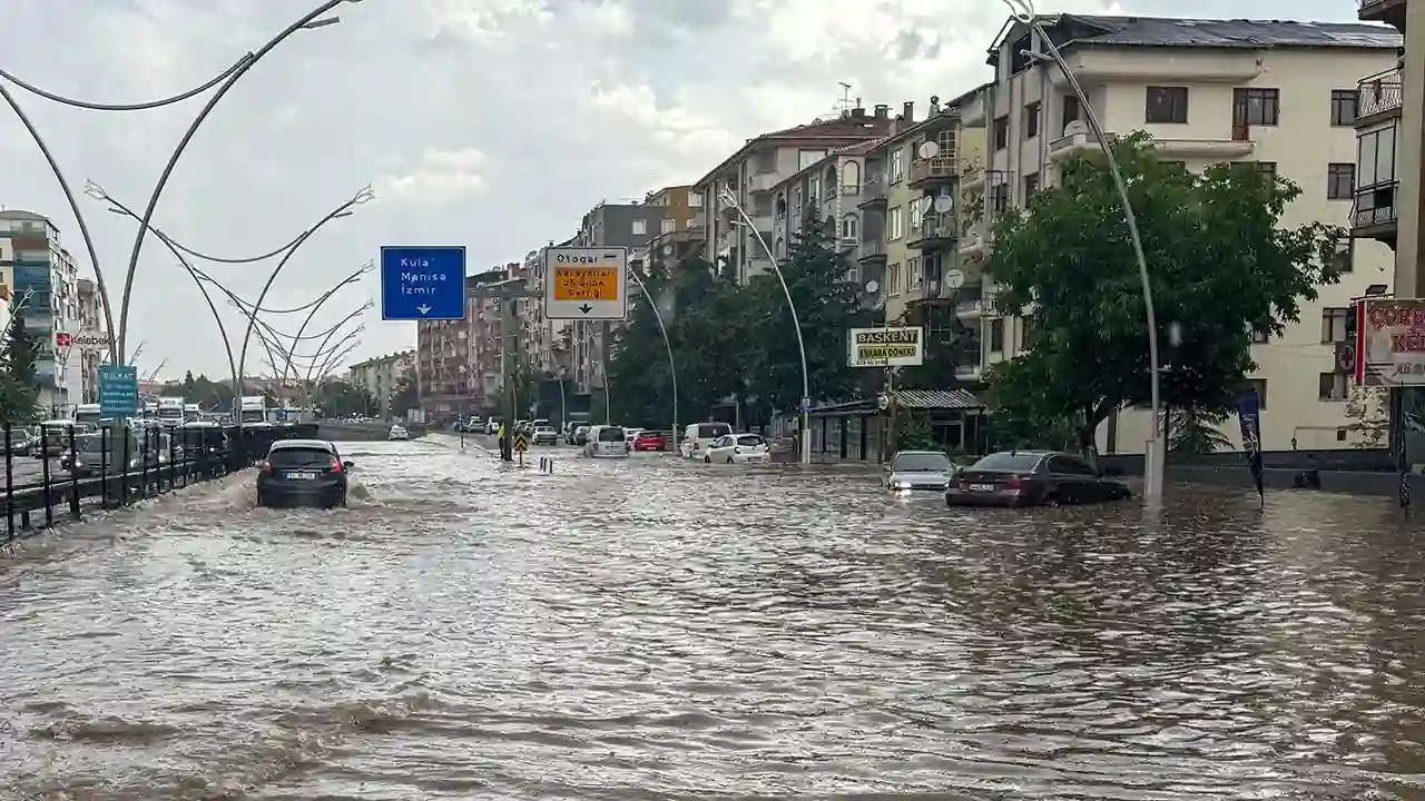 Uşak’ta ev ve iş yerlerini su bastı