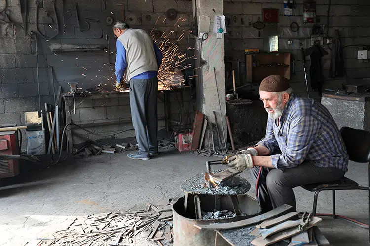 İki kardeş 60 yıldır ata mesleğini yaşatıyor