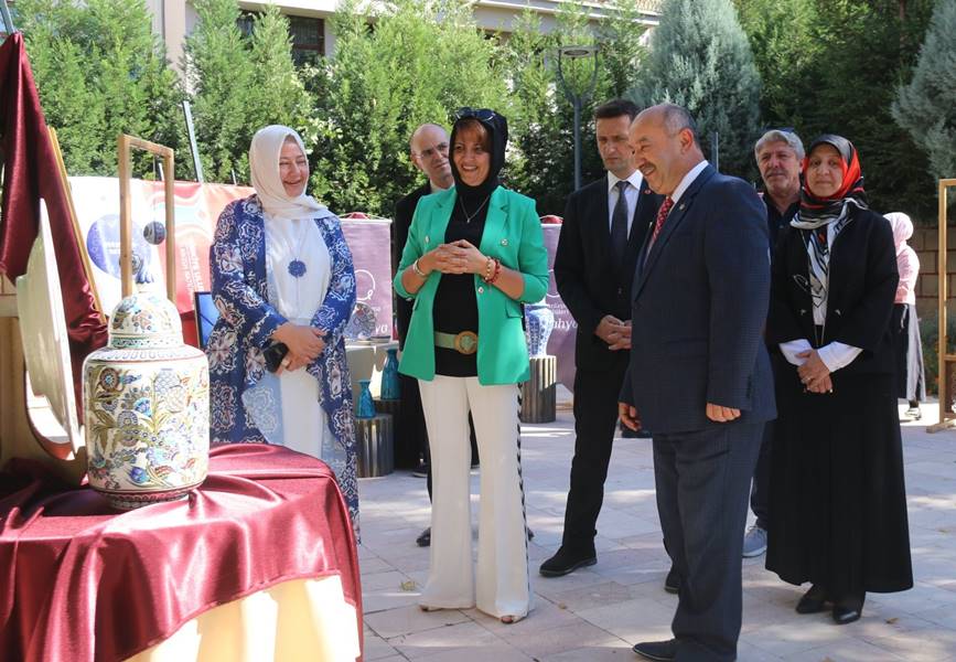 Kütahya'da "Yetişkin Eğitiminde Tematik Öğretim Yaklaşımı" sergisi açıldı