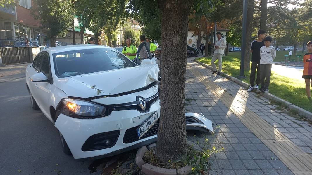 Kütahya’da direksiyon hakimiyetini kaybetti, ağaca çarptı