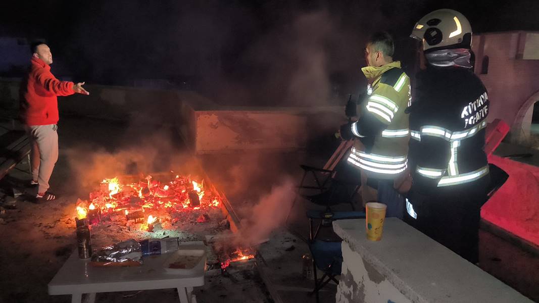 Kütahya’da mangal yapan gençler