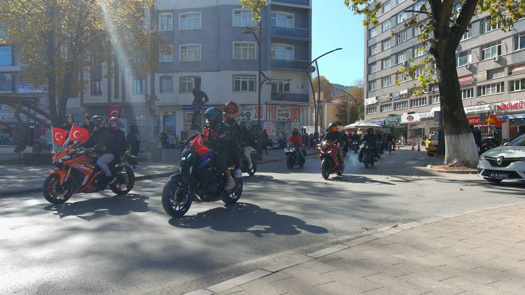 Kütahya’da motosiklet tutkunları Cumhuriyet kortejinde buluştu