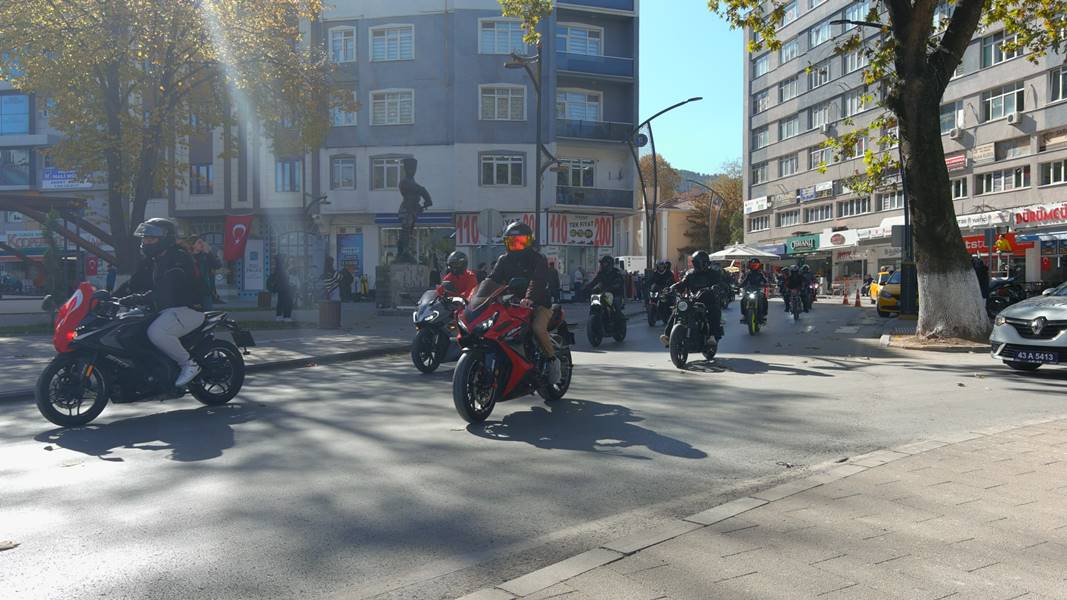 Kütahya’da motosiklet tutkunları Cumhuriyet kortejinde buluştu