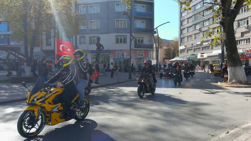 Kütahya’da motosiklet tutkunları Cumhuriyet kortejinde buluştu