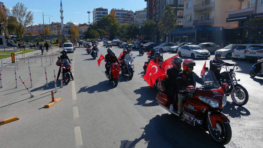 Kütahya’da motosiklet tutkunları Cumhuriyet kortejinde buluştu