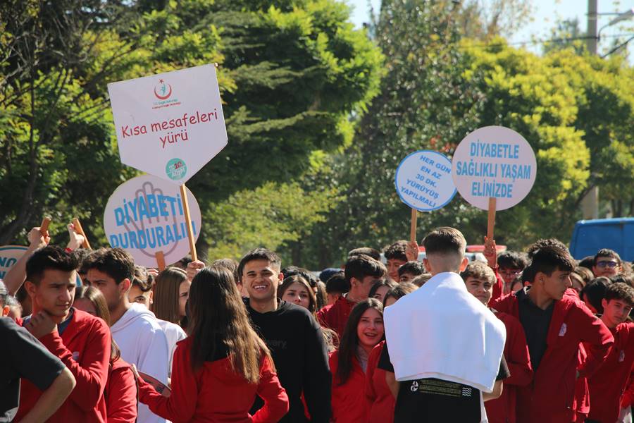 Kütahya’da sağlıklı yaşam için yürüdüler 