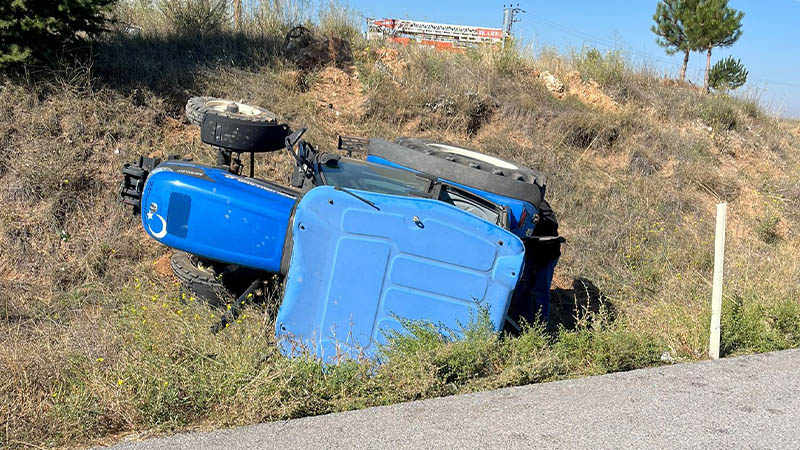 Kütahya’da otomobil ile traktör çarpıştı, yaralılar var