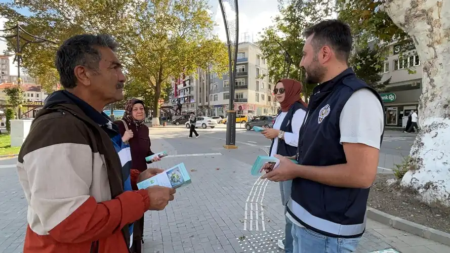 Kütahya’da polis ekipleri vatandaşları tek tek bilgilendirdi 