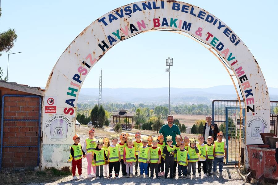 Tavşanlı'daki çeşitli okulların öğrencileri