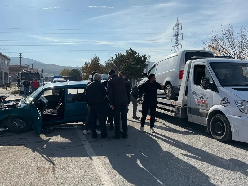 Kütahya’da iki araç çarpıştı, sürücü araçta sıkıştı