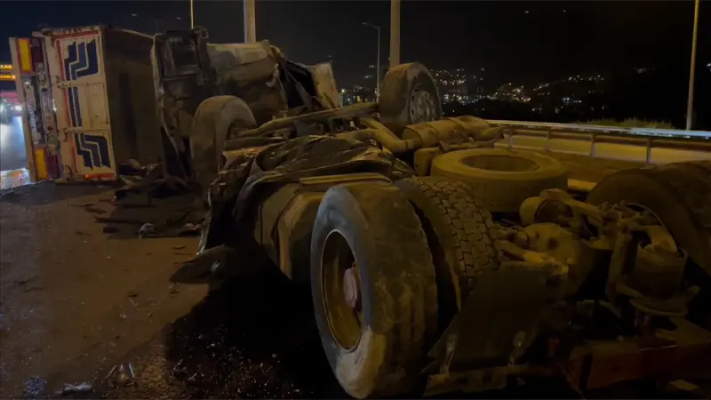 Otomobili taşıyan tır devrildi, sürücü yaralandı